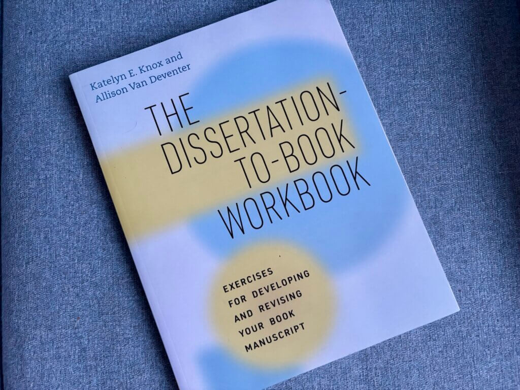 Kuva kirjan kannesta: The dissertation to book workbook