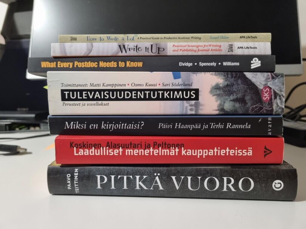 Kirjapino työpöydällä